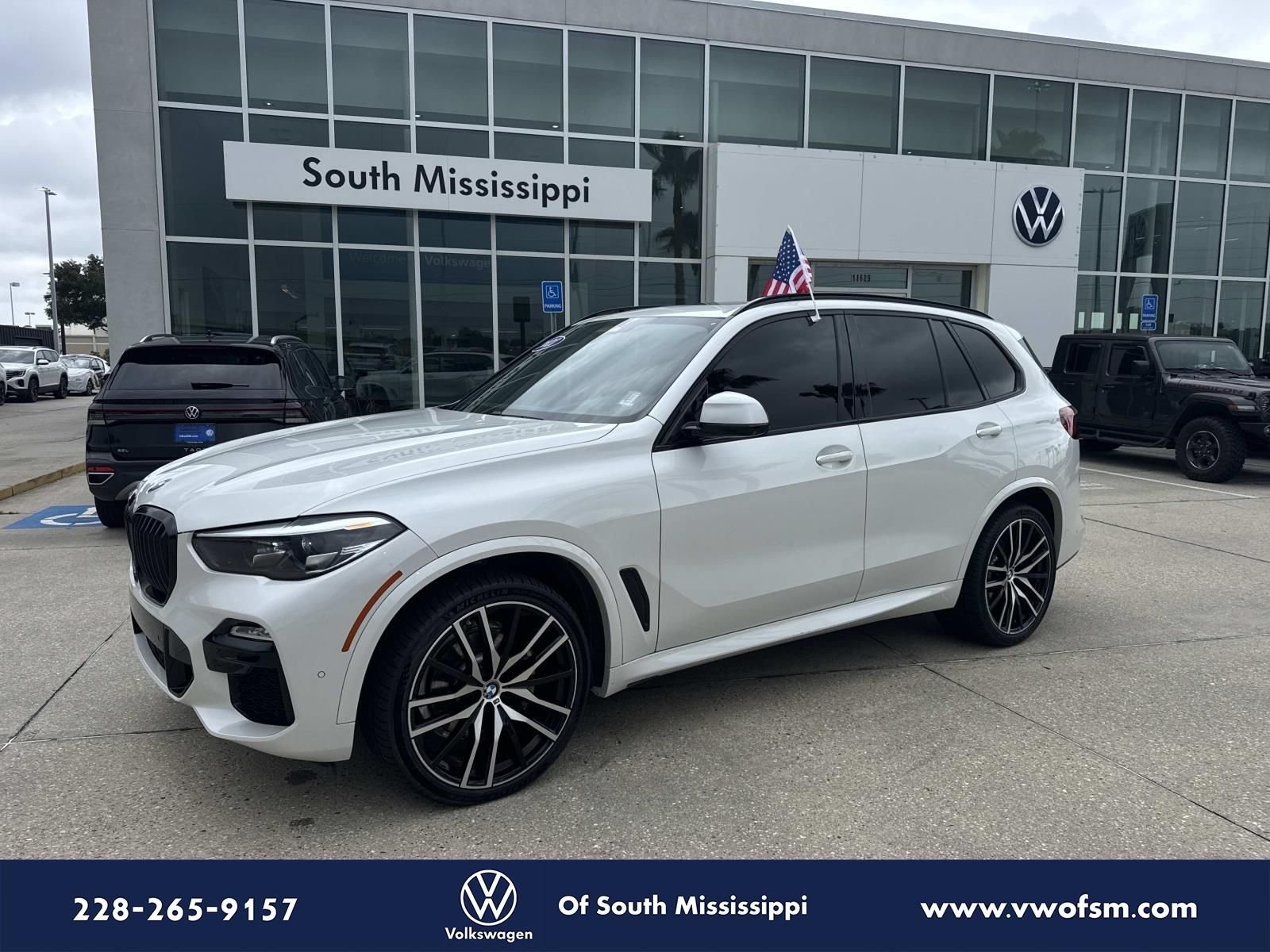 Used 2021 White BMW xDrive40i image 1