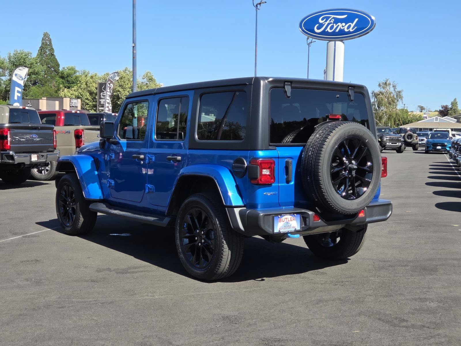 Used 2023 Hydro Blue Pearlcoat Jeep Sahara image 7