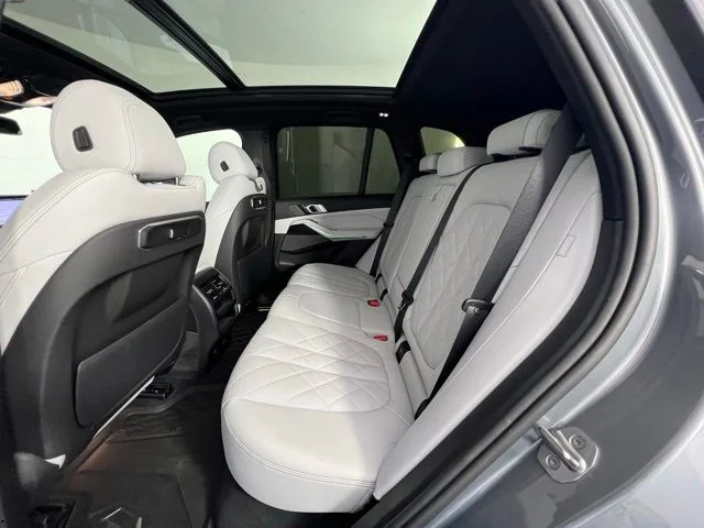 Used 2024 Gray BMW xDrive40i image 13