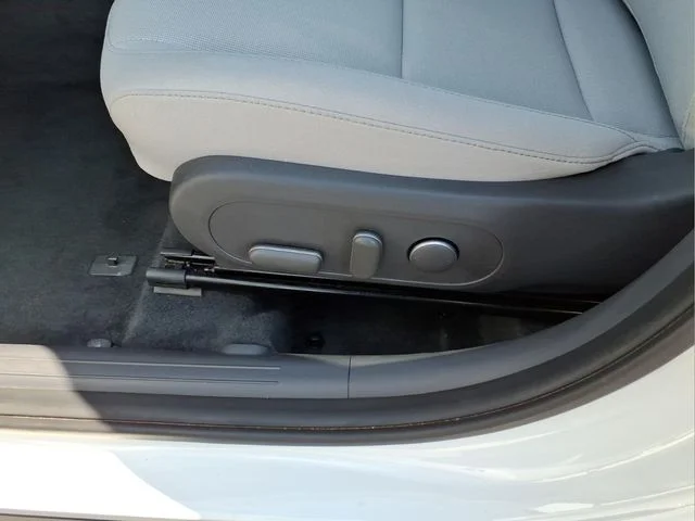 Used 2025 White Hyundai SEL image 20