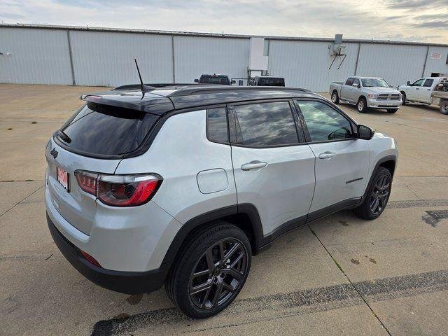 New 2026 Silver Zynith Metallic Clear-Coat Exterior Paint Jeep Limited image 7