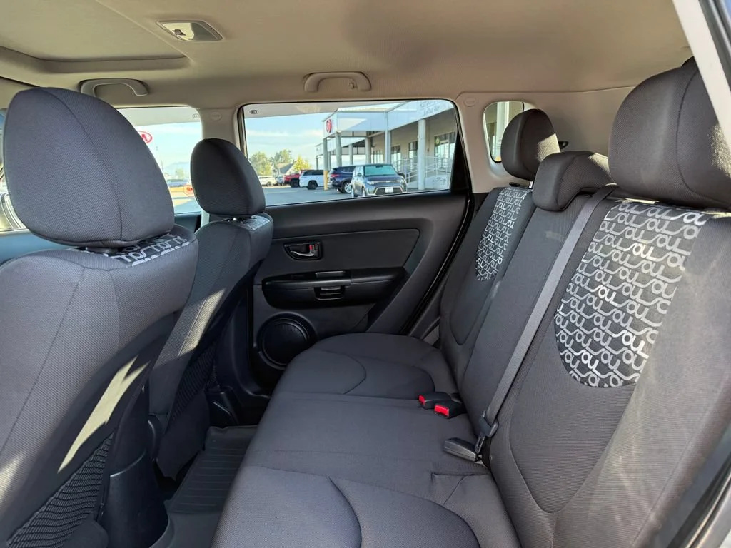 Used 2011 Titanium Kia + image 14