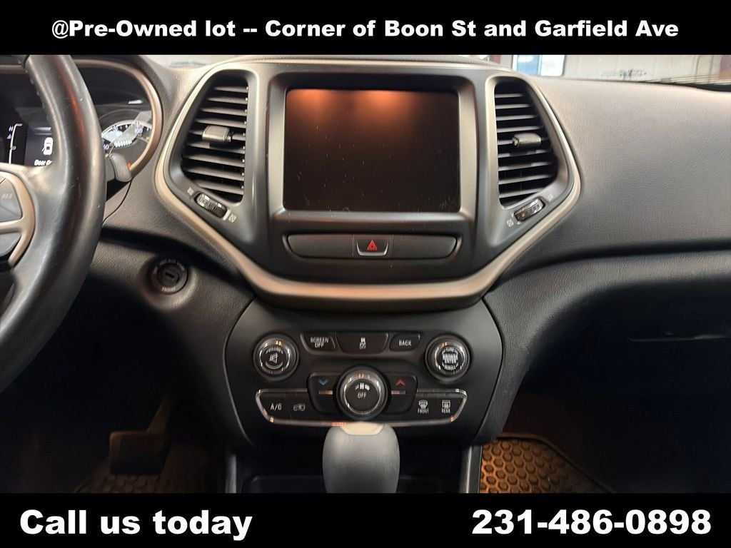 Used 2016 Gray Jeep Altitude image 19