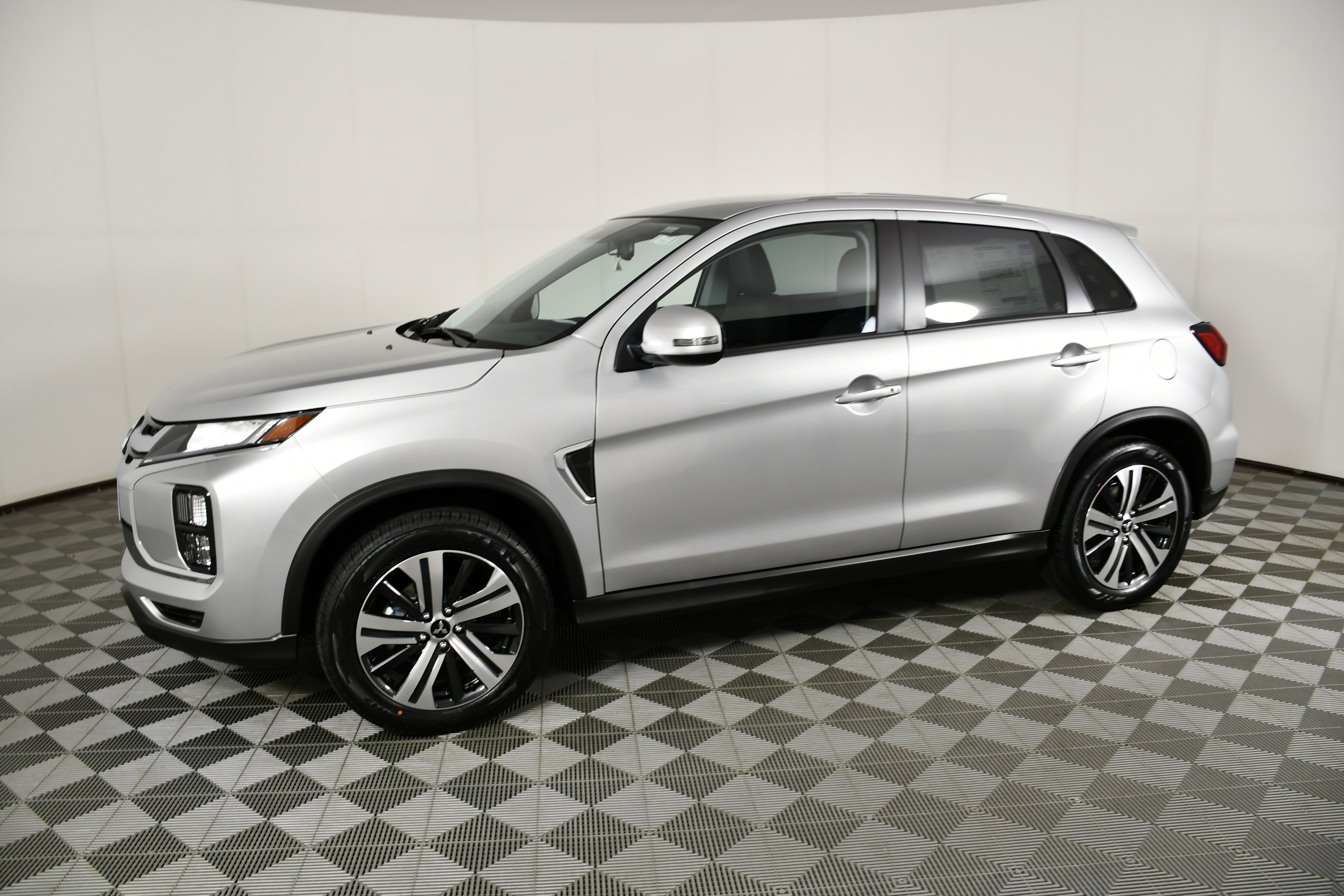 New 2026 Alloy Silver Metallic Mitsubishi SE image 9