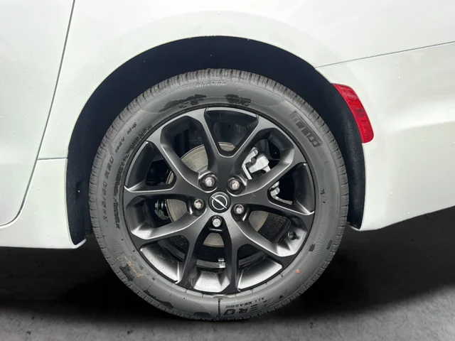 New 2026 Bright White Clear-Coat Exterior Paint Chrysler Limited image 24