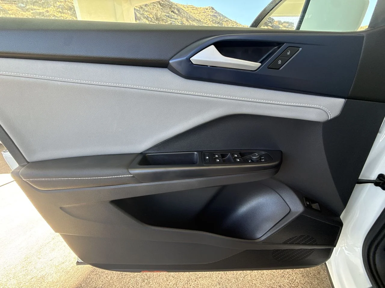 Used 2024 Pure White Volkswagen SE w/ Sunroof image 22
