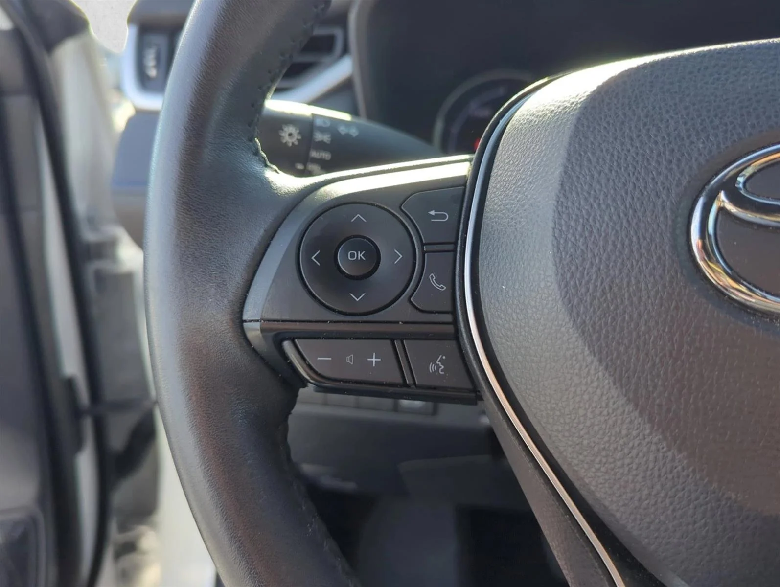Used 2024 Wind Chill Pearl/Midnight Black Metallic Toyota Hybrid XSE image 13