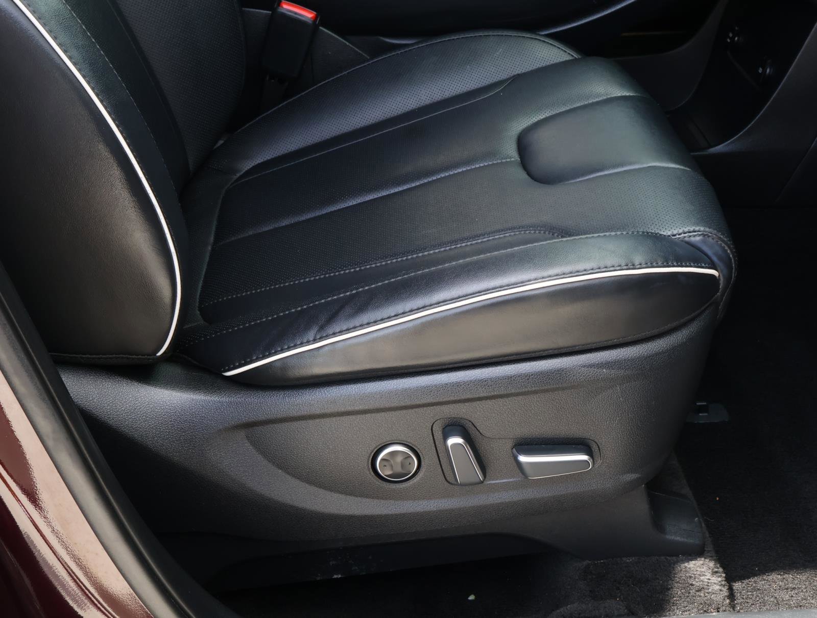 Used 2023 Sierra Burgundy Hyundai SEL image 18