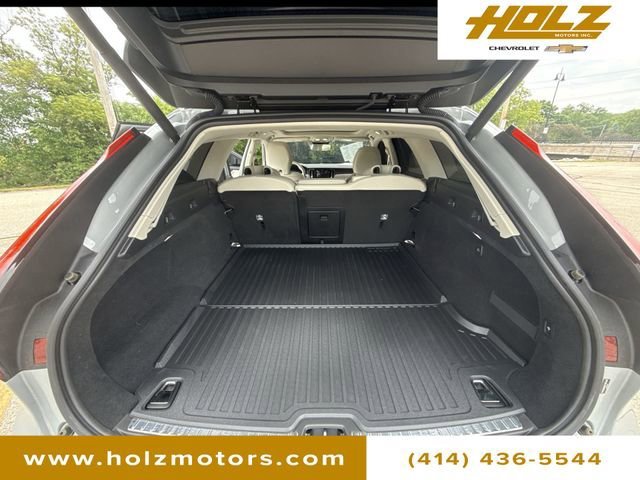 Used 2025 Gray Volvo Plus, B6 AWD Gas (mild hybrid) image 26