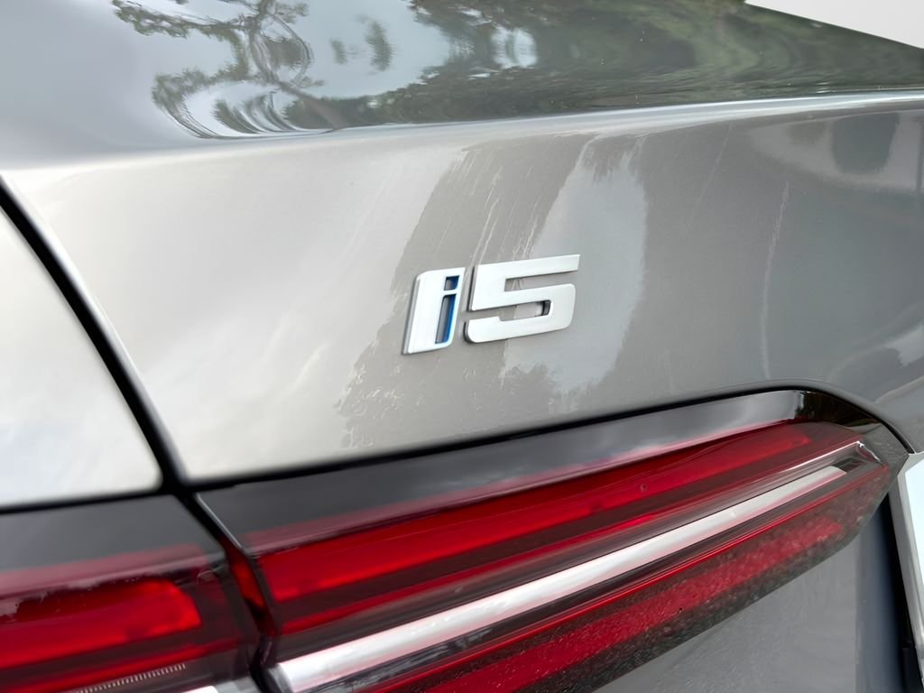 New 2027 Oxide Grey Metallic BMW xDrive40 image 28