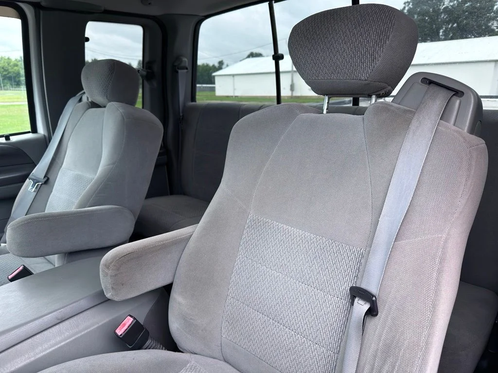 Used 2004 White Ford  image 18