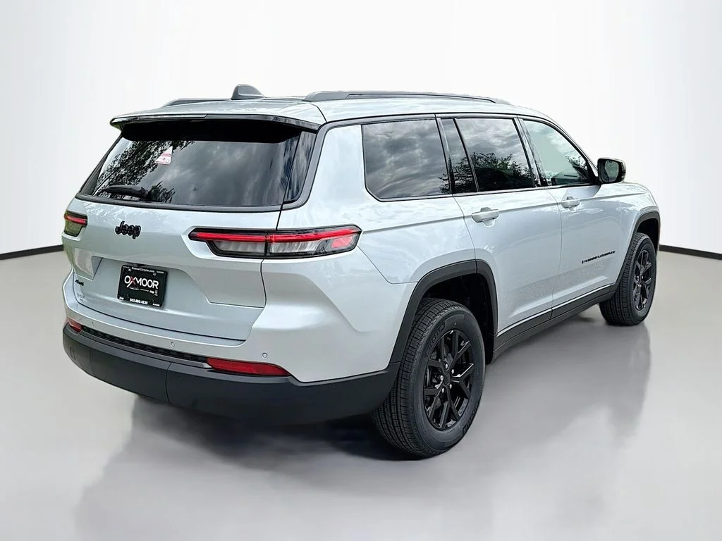 New 2026 Silver Zynith Jeep Laredo Altitude image 4