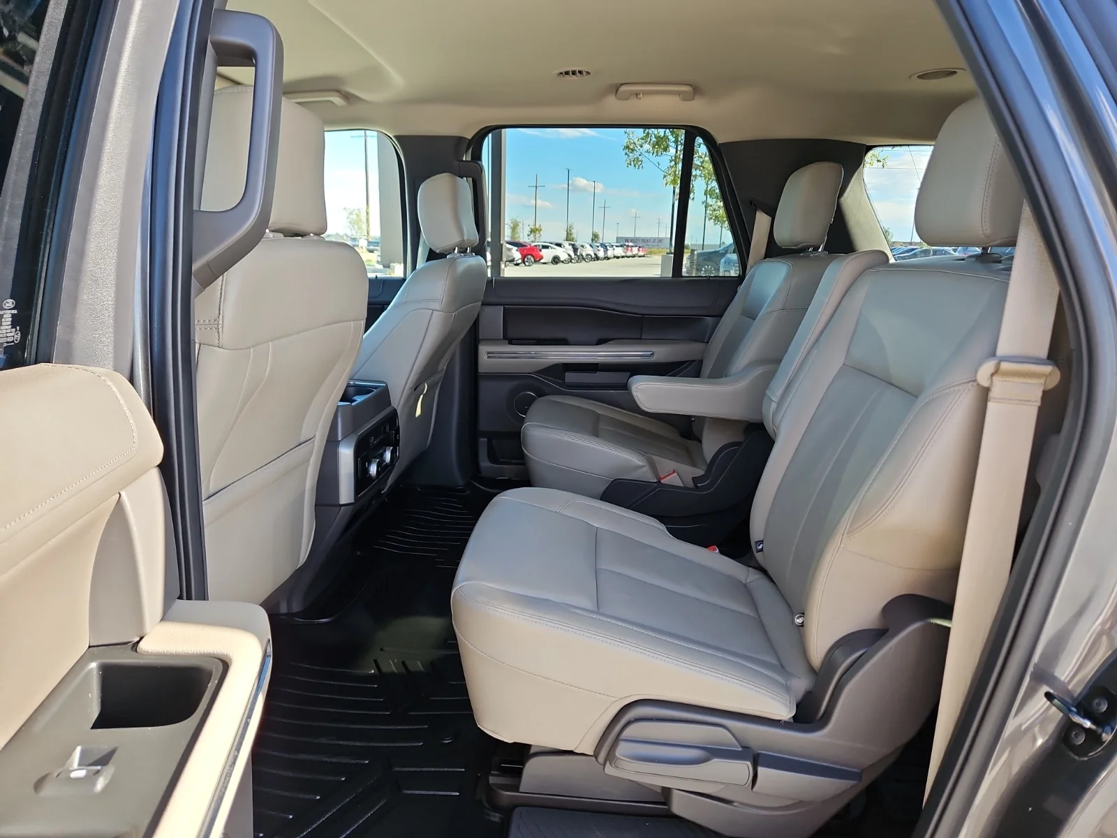 Used 2020 Magnetic Metallic - J7 Ford XLT MAX image 10