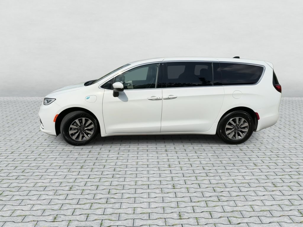 Used 2023 White Chrysler Touring L image 5