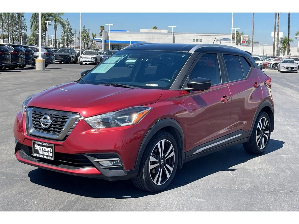 Used 2018 Cayenne Red/Super Black Nissan SR image 2