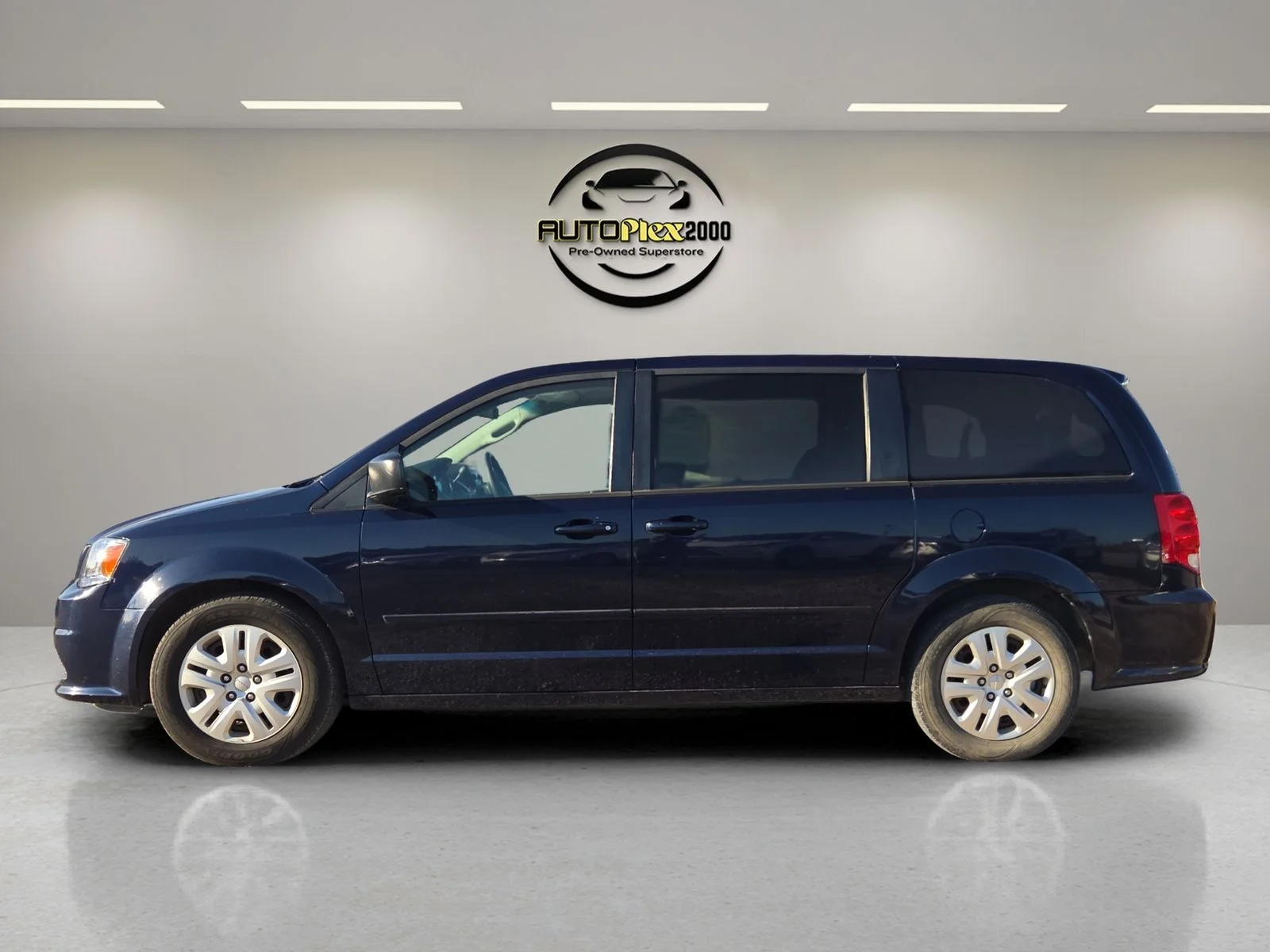 Used 2016 Blue Dodge SE image 4
