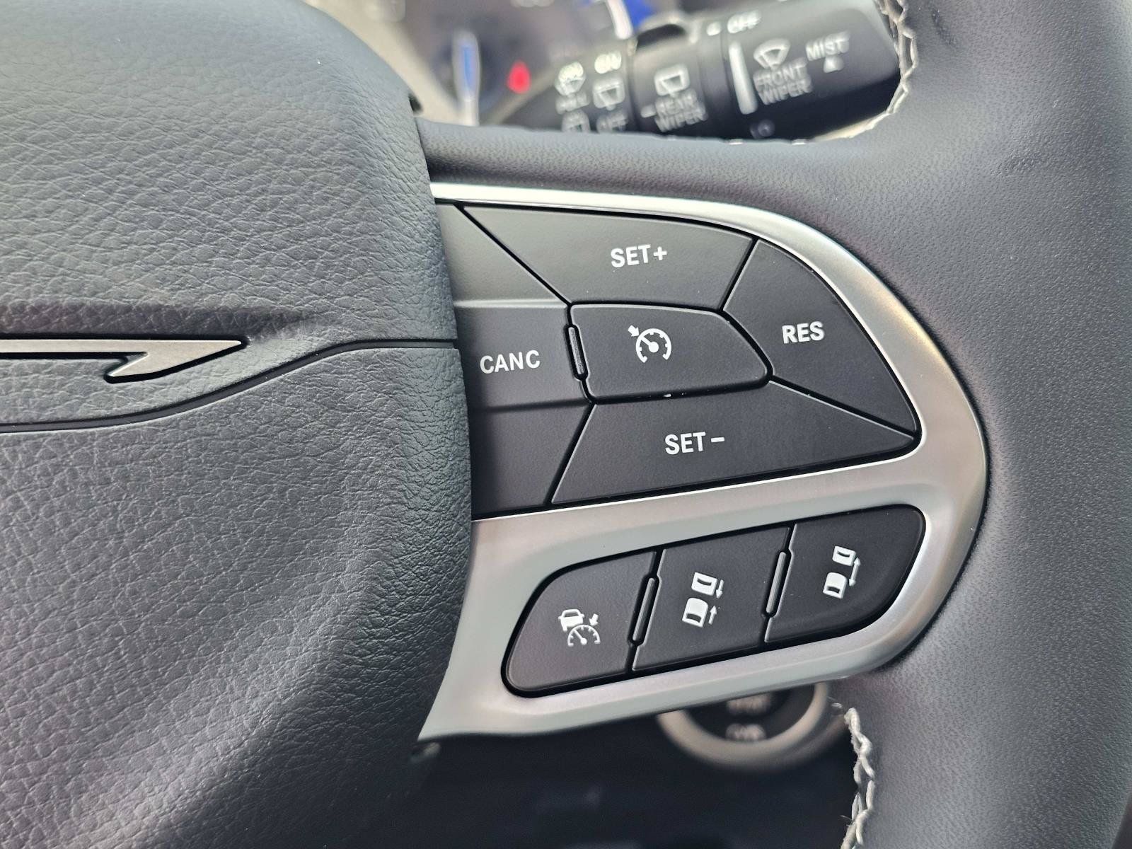 New 2027 Diamond Black Crystal Pearlcoat Chrysler Select image 21