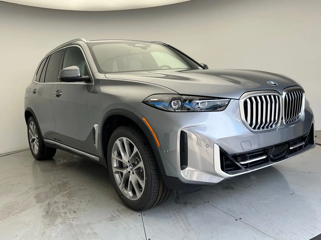 New 2026 Skyscraper Grey Metallic BMW sDrive40i image 2
