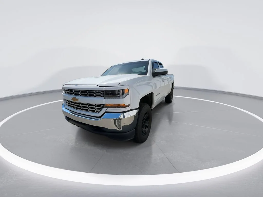 Used 2017 White Chevrolet LT image 4