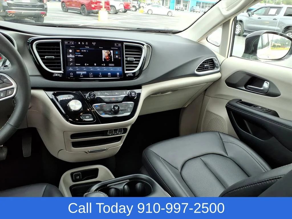 Used 2024 White Chrysler Touring L image 27