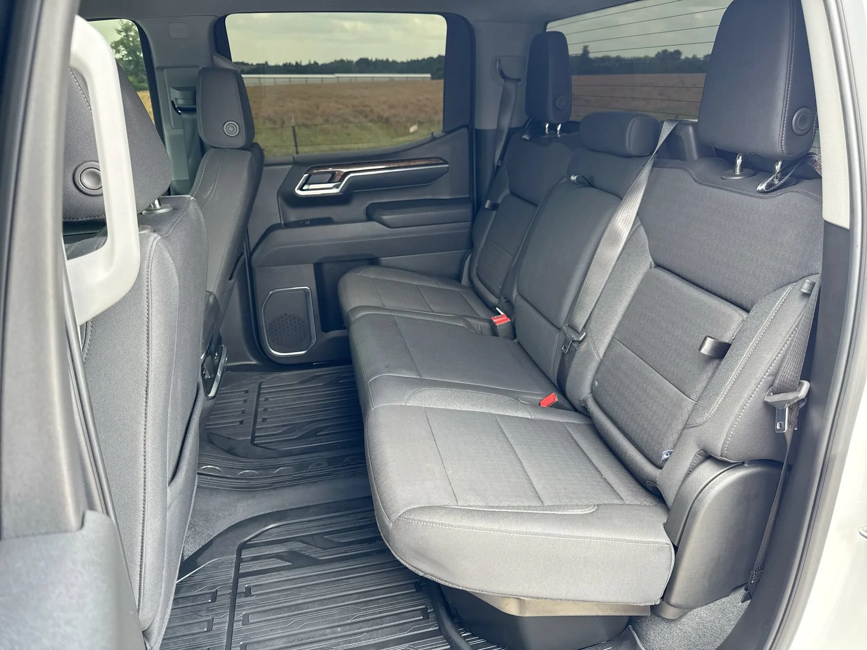 Used 2025 Summit White GMC Elevation image 22