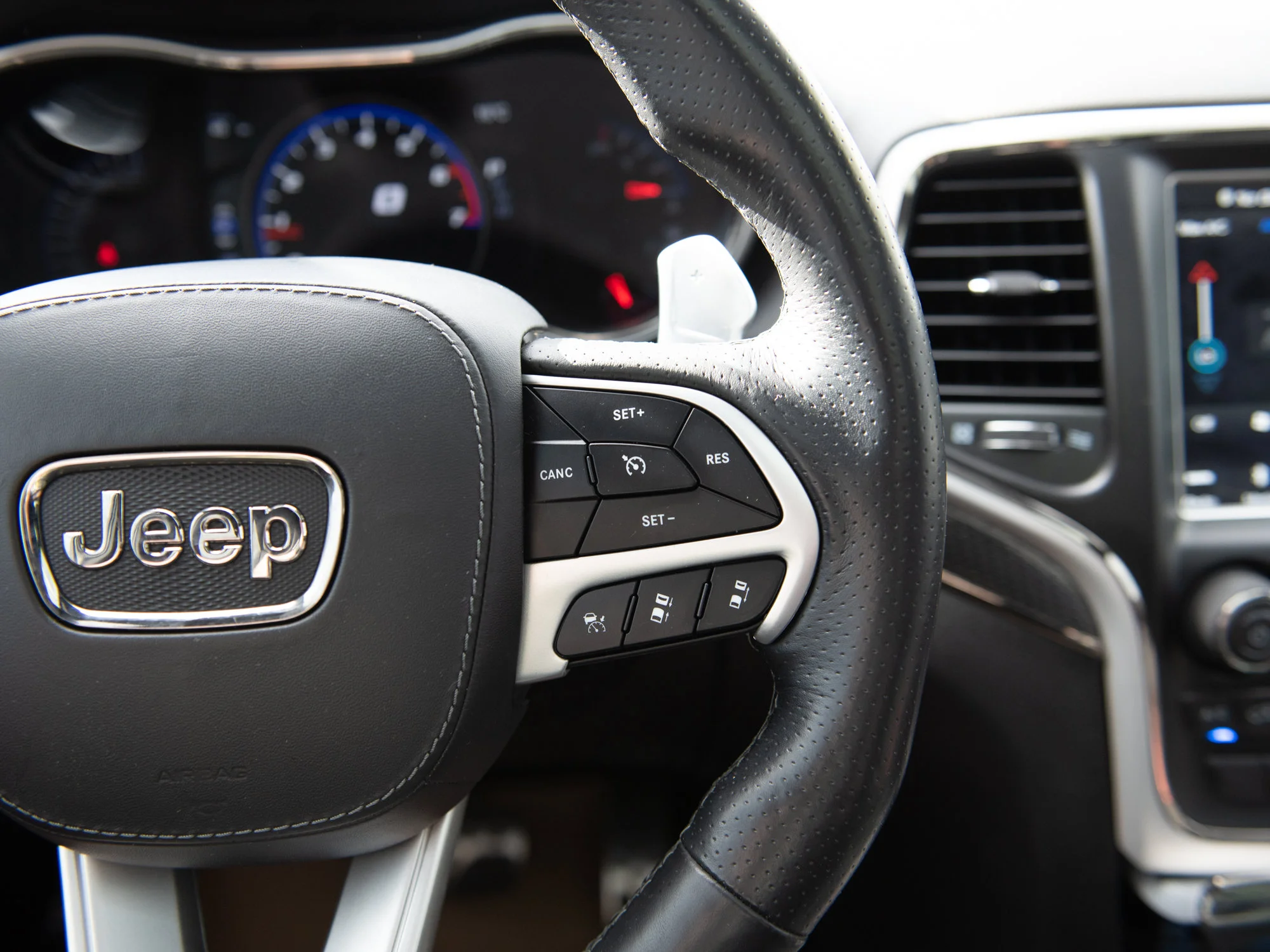 Used 2018 White Jeep Trackhawk * No Accidents | 707 HP | V8 Supercharged | Brembo | Trailer Tow | Heated/Vented Seats image 28