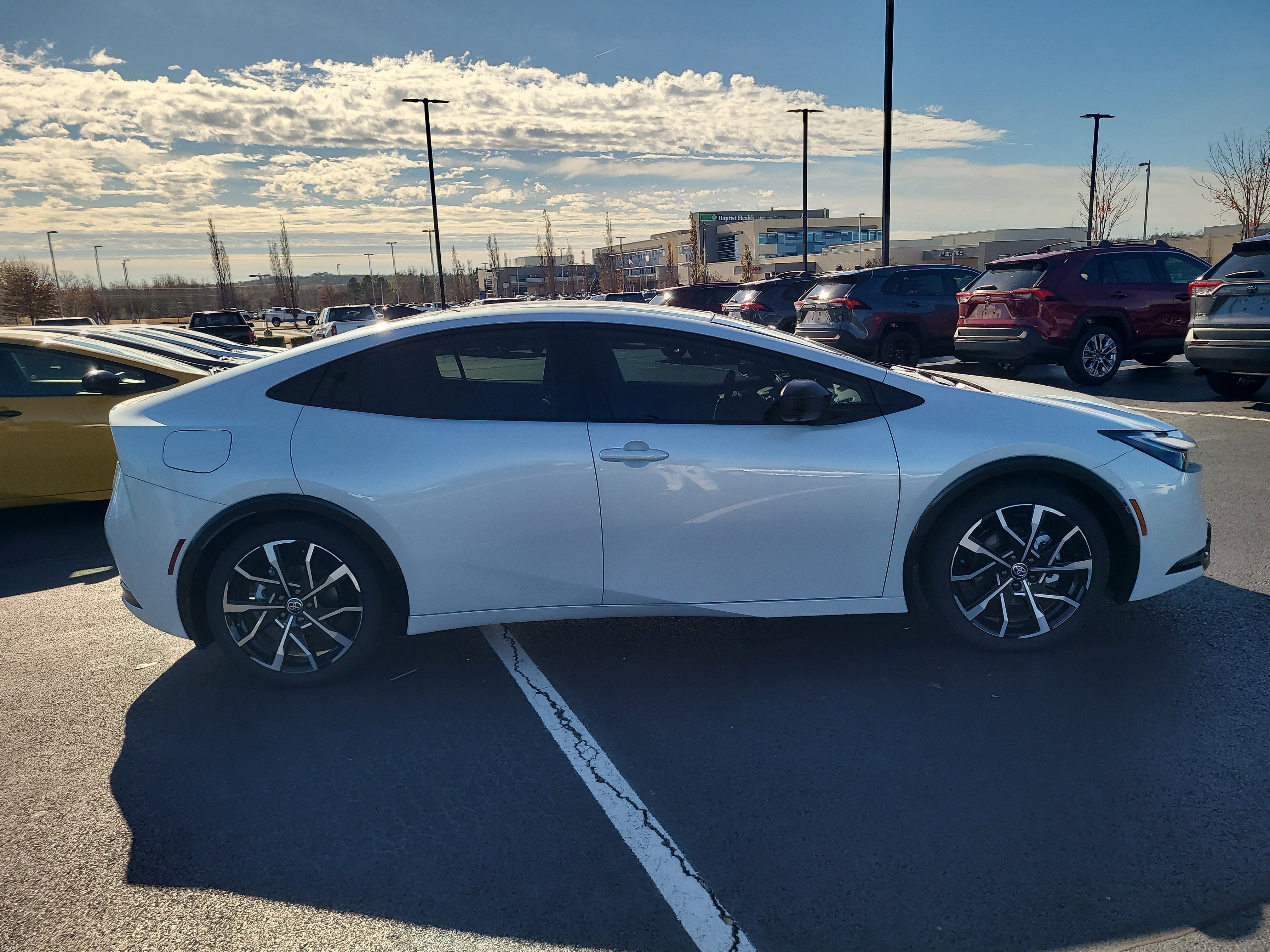 New 2026 Wind Chill Pearl <sup>1</sup> Toyota  XSE Premium image 4