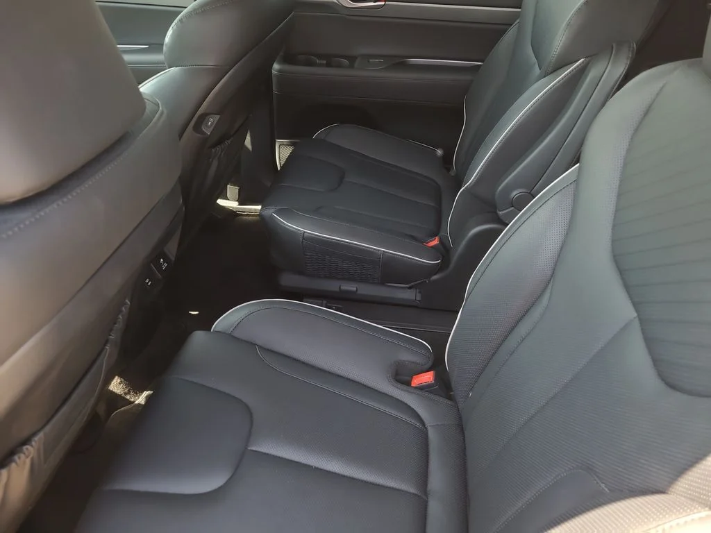 Used 2025 Red Hyundai SEL Premium image 18