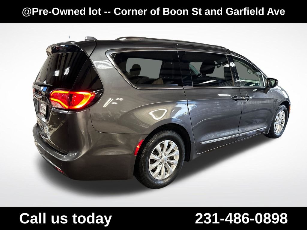 Used 2018 Gray Chrysler Touring L image 5