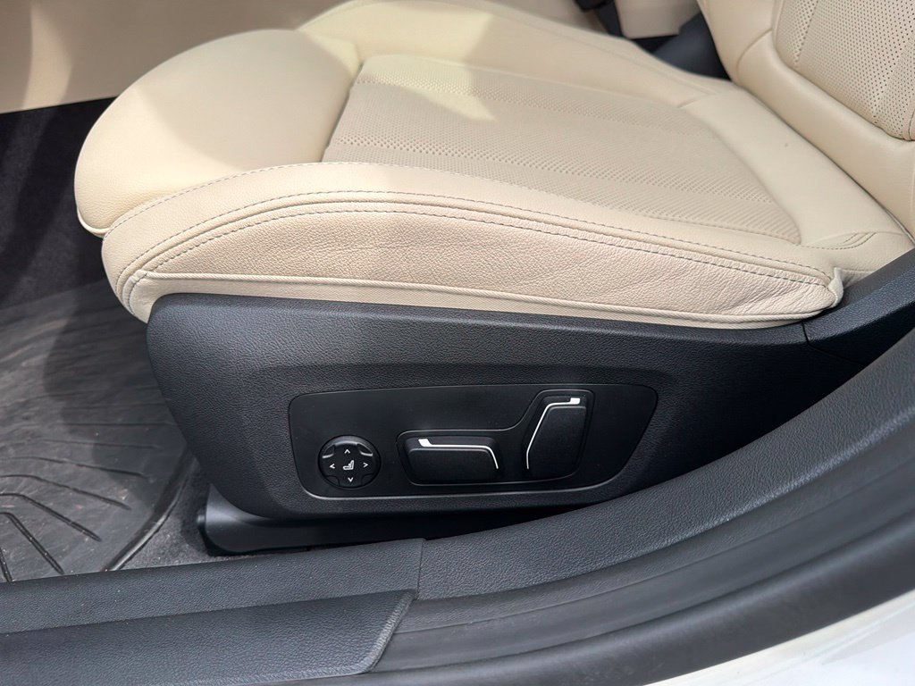 Used 2025 Alpine White BMW xDrive40 image 14