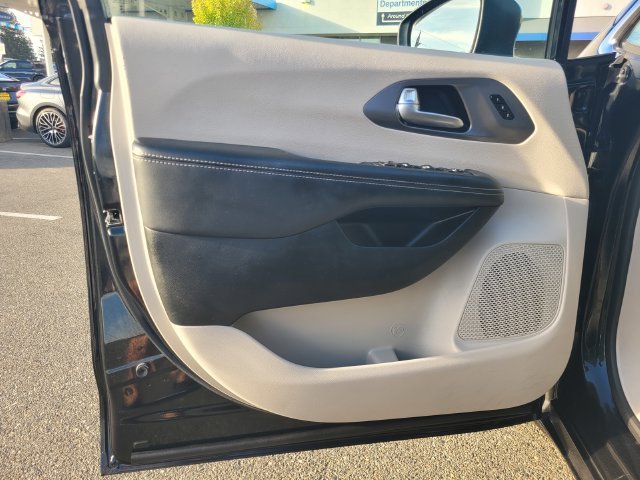 Used 2023 Black Chrysler Touring L image 18