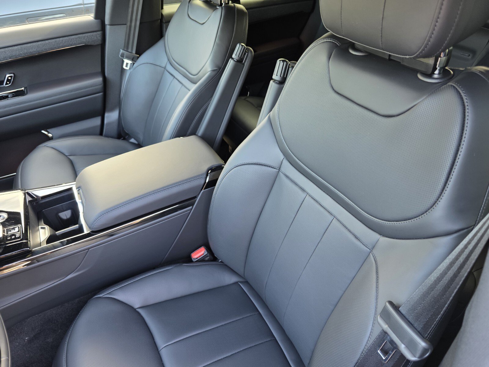 New 2026 Carpathian Grey Land Rover P400 Dynamic SE image 12