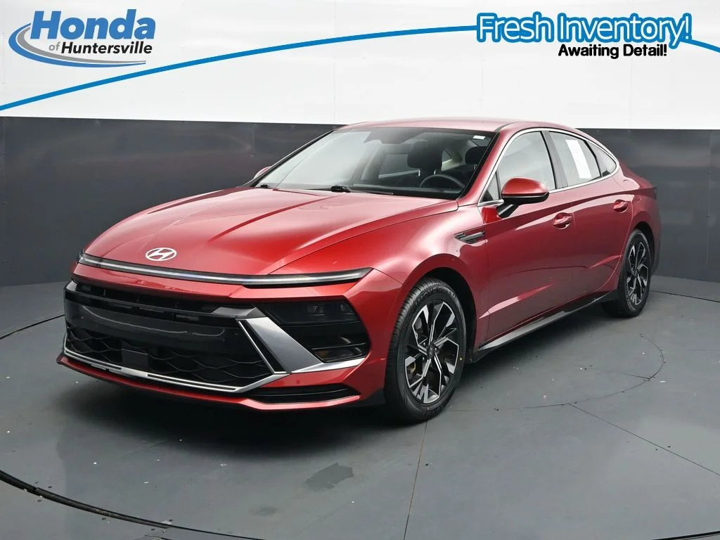 Used 2025 Red Hyundai SEL image 4