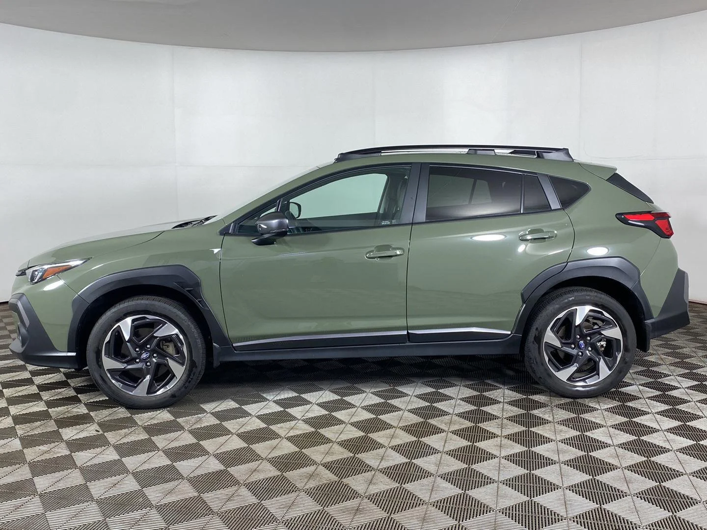 Used 2025 Alpine Green Subaru Limited image 29