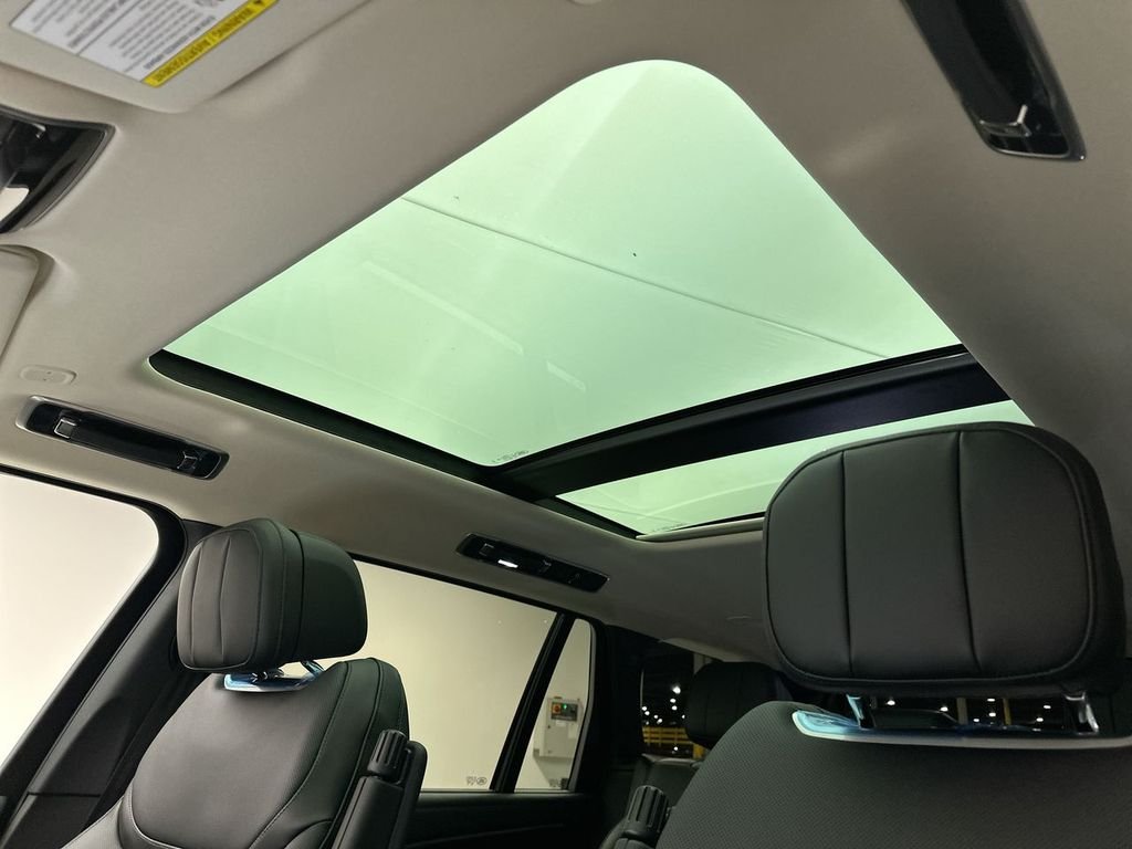 Certified Used 2025 Fuji White Land Rover SE image 9