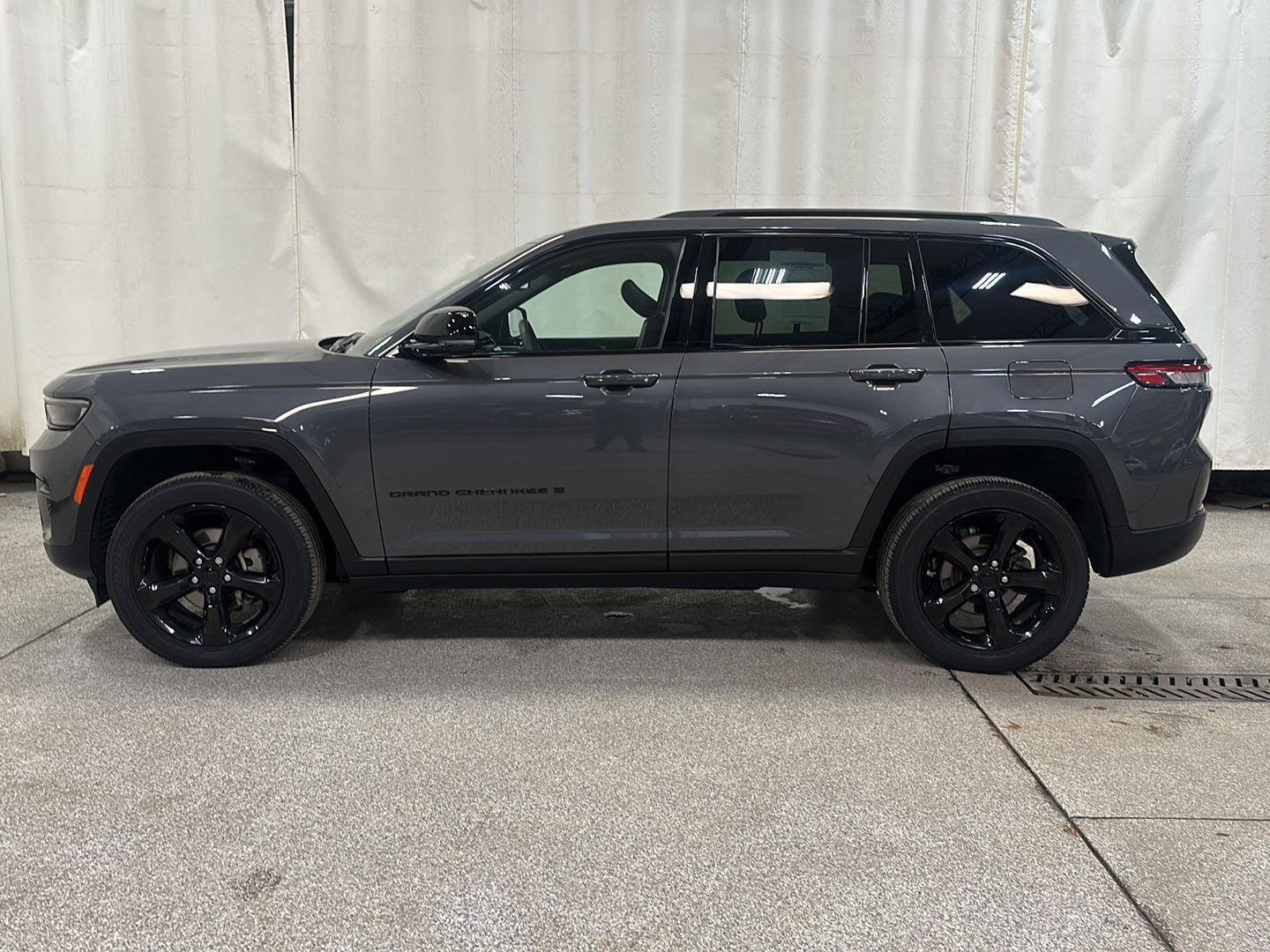 Used 2023 Jeep Grand Cherokee Altitude with VIN 1C4RJHAG8P8726571 for sale in Waconia, Minnesota