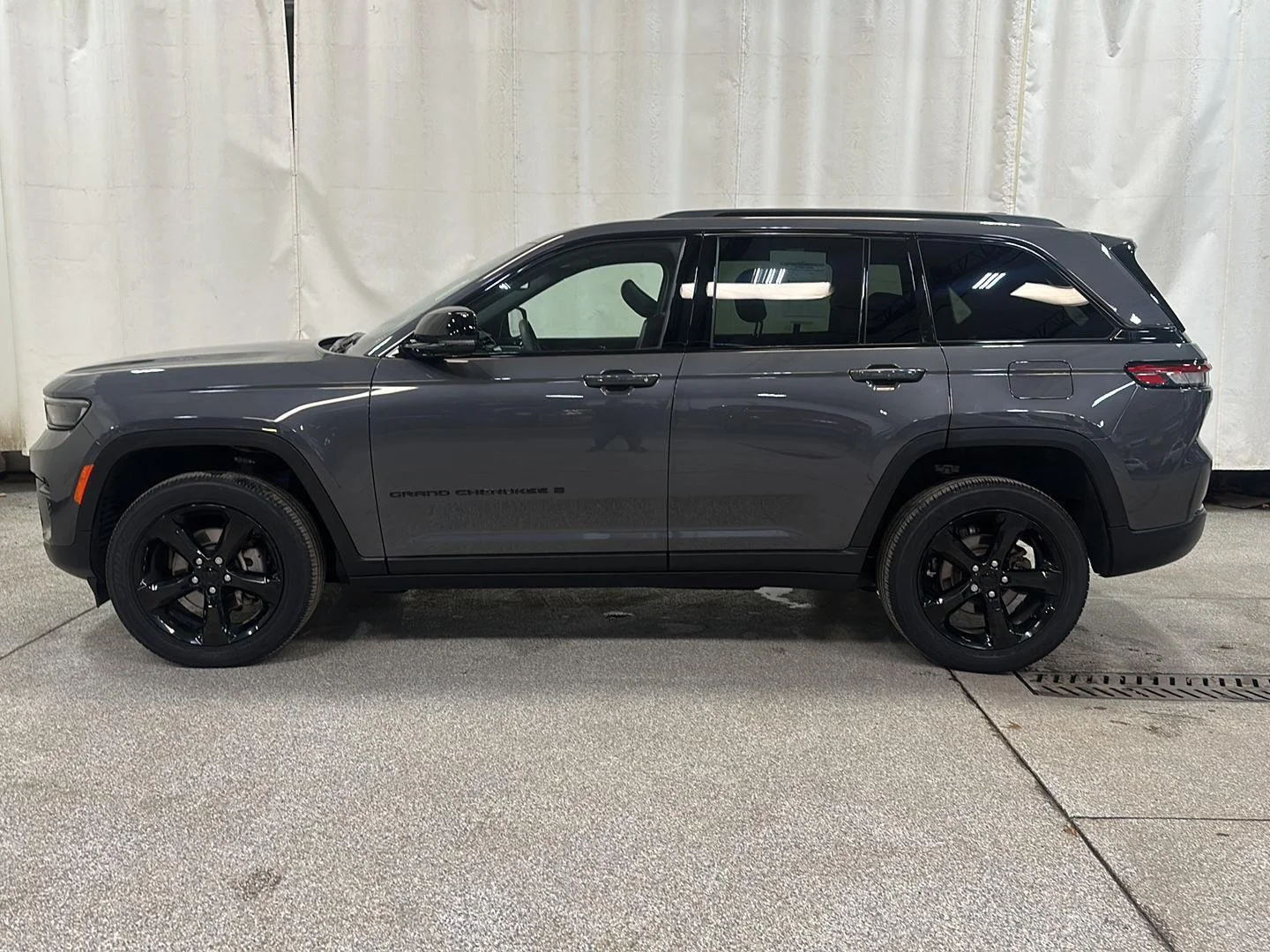 Used 2023 Jeep Grand Cherokee Altitude with VIN 1C4RJHAG8P8726571 for sale in Waconia, Minnesota
