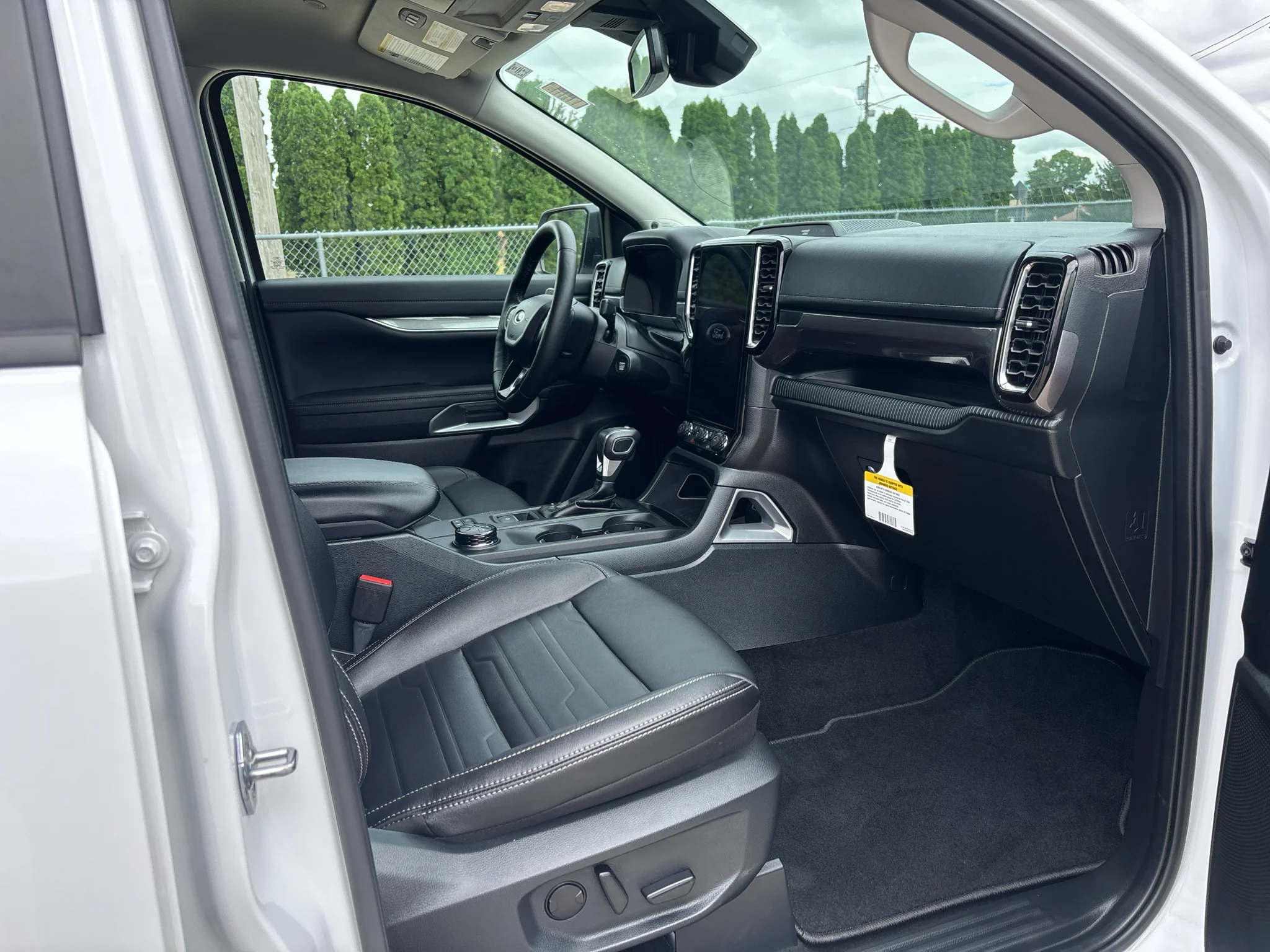 Used 2025 Oxford White Ford LARIAT image 12