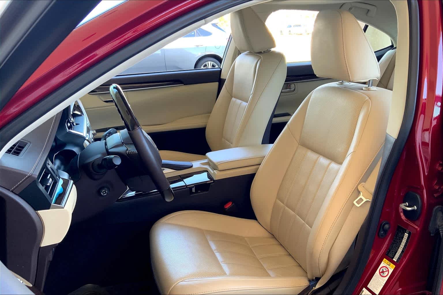 Used 2018 Matador Red Mica Lexus  image 8