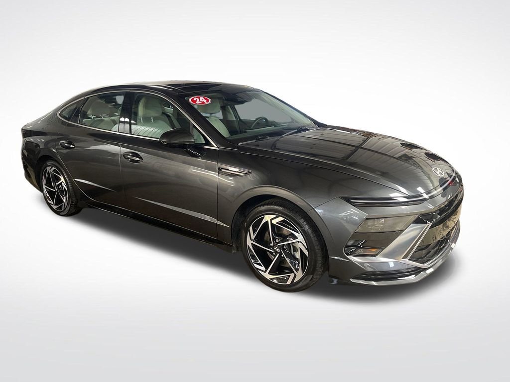Used 2024 Gray Hyundai SEL image 9
