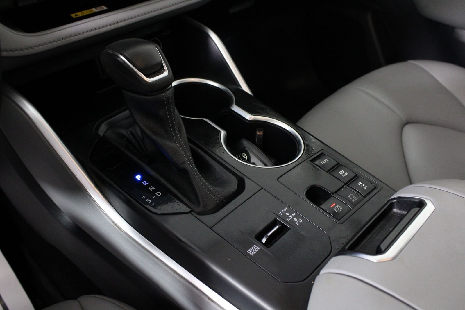Used 2023  Toyota XLE image 24