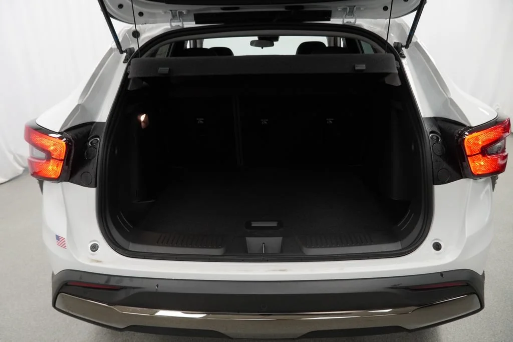 New 2026 Summit White Chevrolet ACTIV image 24