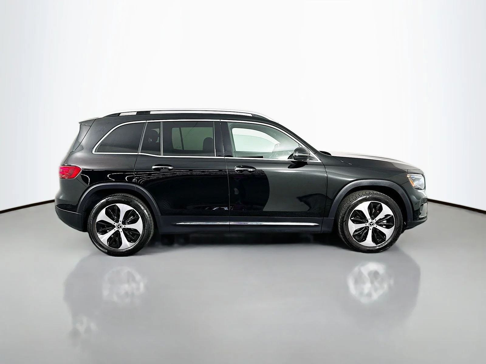 Used 2025 Black Mercedes-Benz GLB 250 image 8