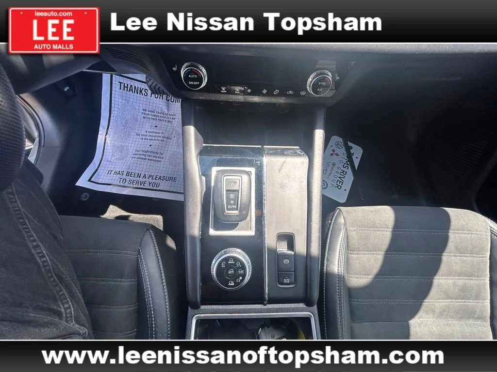 Used 2022 Silver Mitsubishi SE image 12