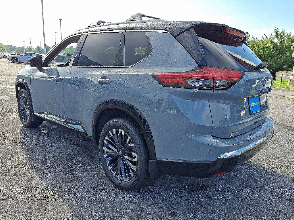New 2026 Boulder Gray Pearl / Super Black Two-tone Nissan Platinum image 3