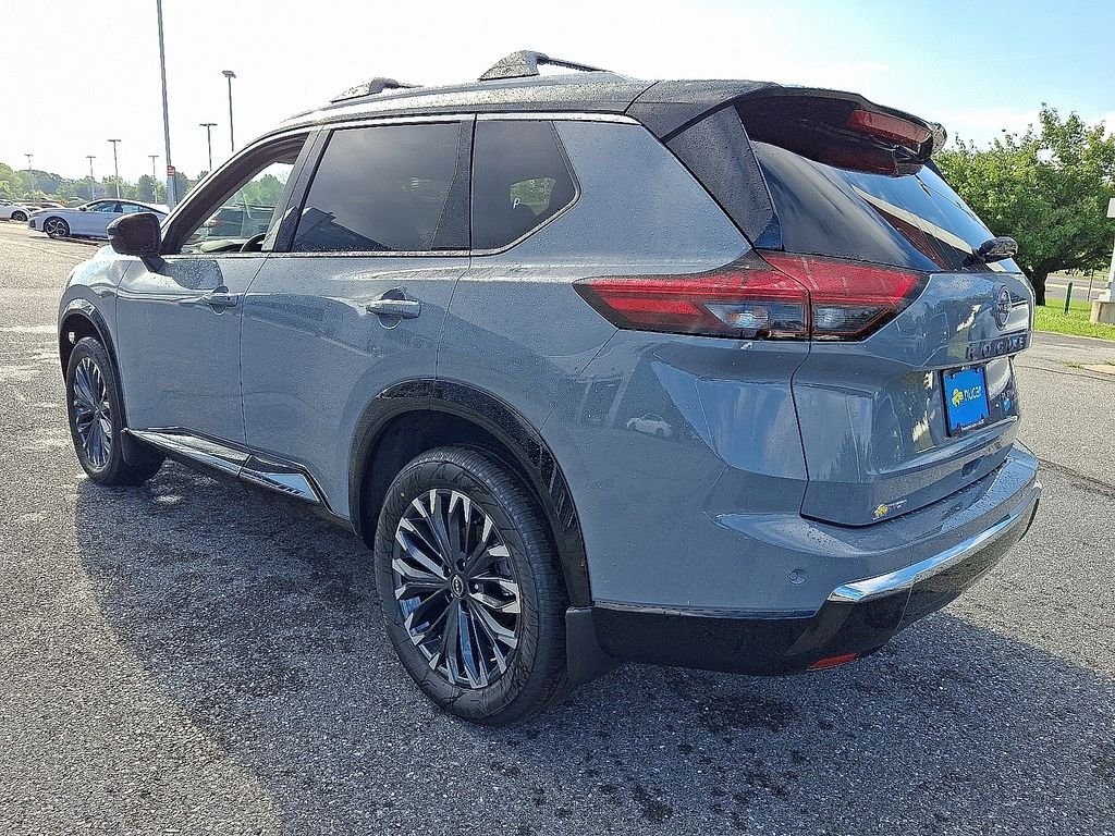 New 2026 Boulder Gray Pearl / Super Black Two-tone Nissan Platinum image 3