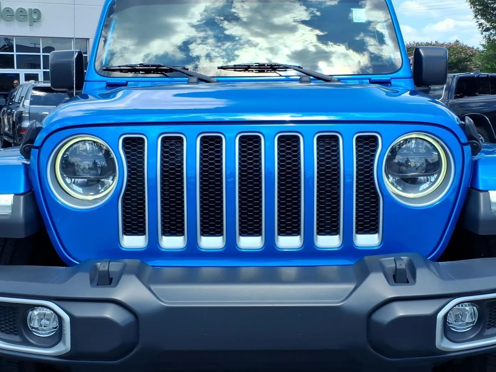 Used 2023 Hydro Blue Pearlcoat Jeep Sahara image 14