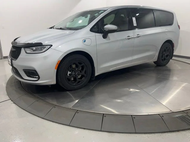 2023 Chrysler Pacifica Hybrid Touring L Hybrid's photo
