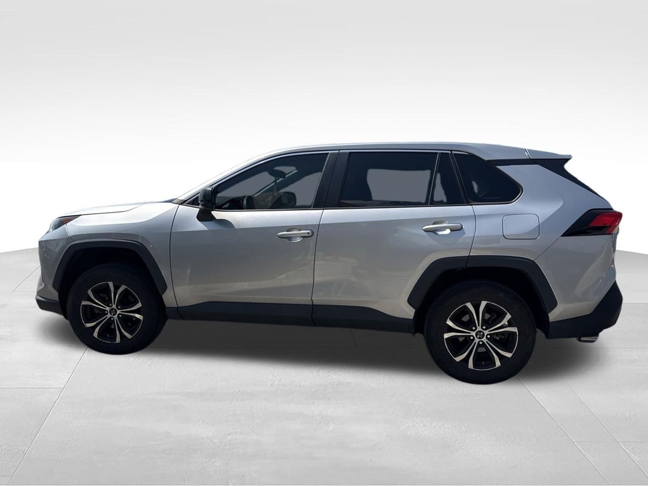 Used 2022 Silver Toyota LE image 6