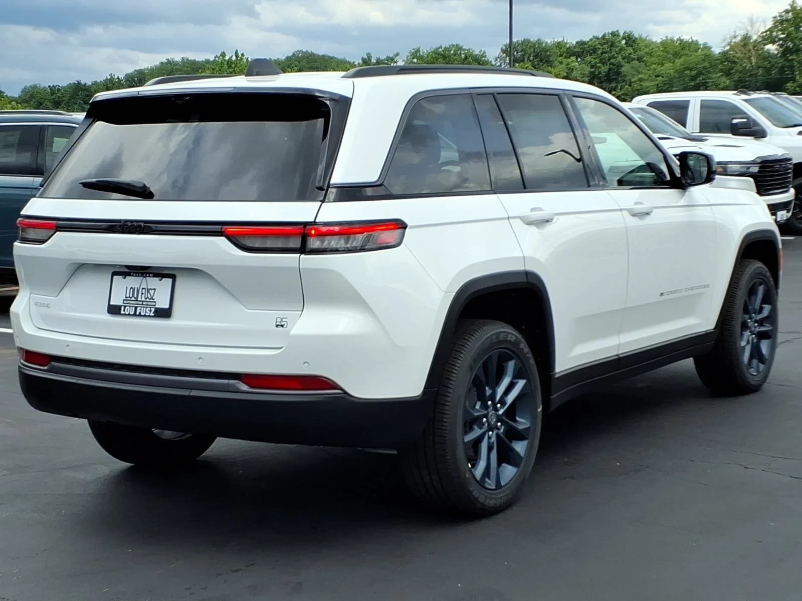 New 2026 Bright White Clear-Coat Exterior Paint Jeep  image 17